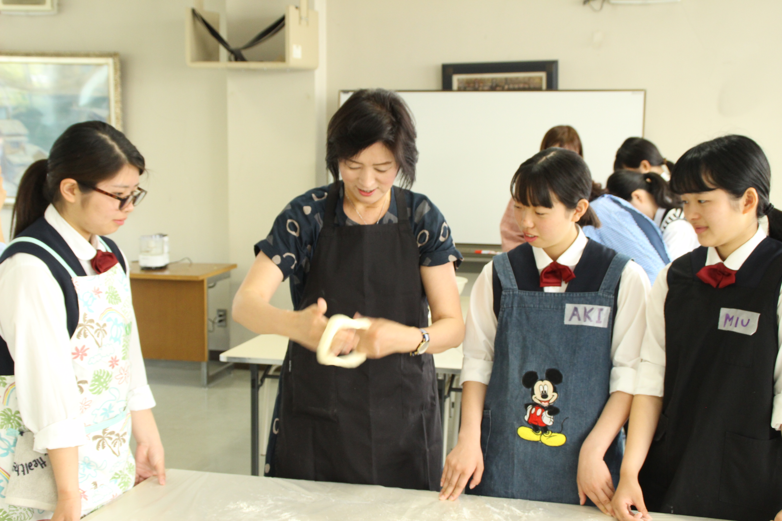1黎老师带领大家做饺子皮.JPG