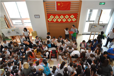 中亚友谊学校中国文化活动现场人头攒动.jpg