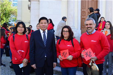 中国驻葡萄牙大使馆文化参赞舒建平(左二),阿威罗孔子学院外方院长卡洛斯·莫赖斯(Carlos Morais).jpg