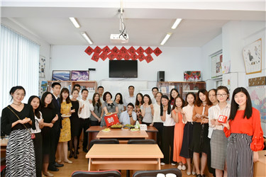 孔子学院教师品尝使馆赠送月饼.jpg