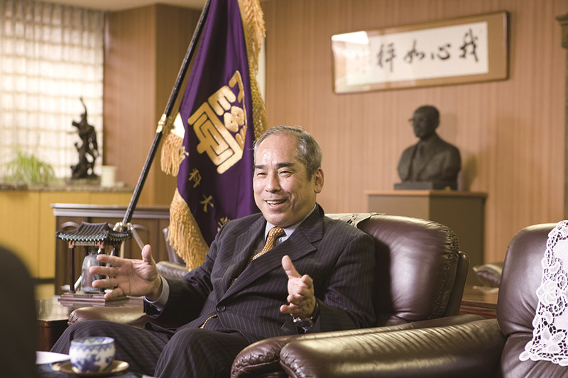 1.井尻校长日常工作照片.jpg