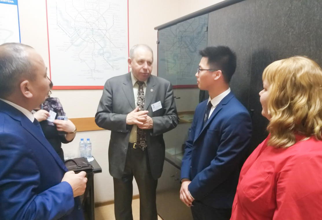 图片2:会后交谈.JPG