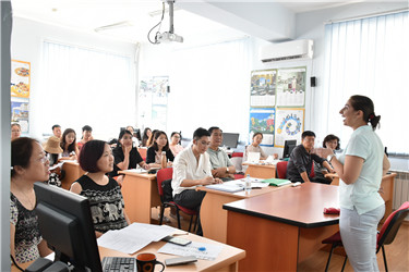 1.孔院全体汉语教师认真学习亚语.jpg