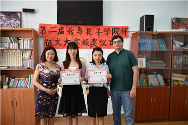 孔子学院院长为汉语教师颁发“二等奖”.jpg