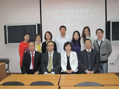 图片3：赵国成参赞同孔子学院教师合影33.jpg