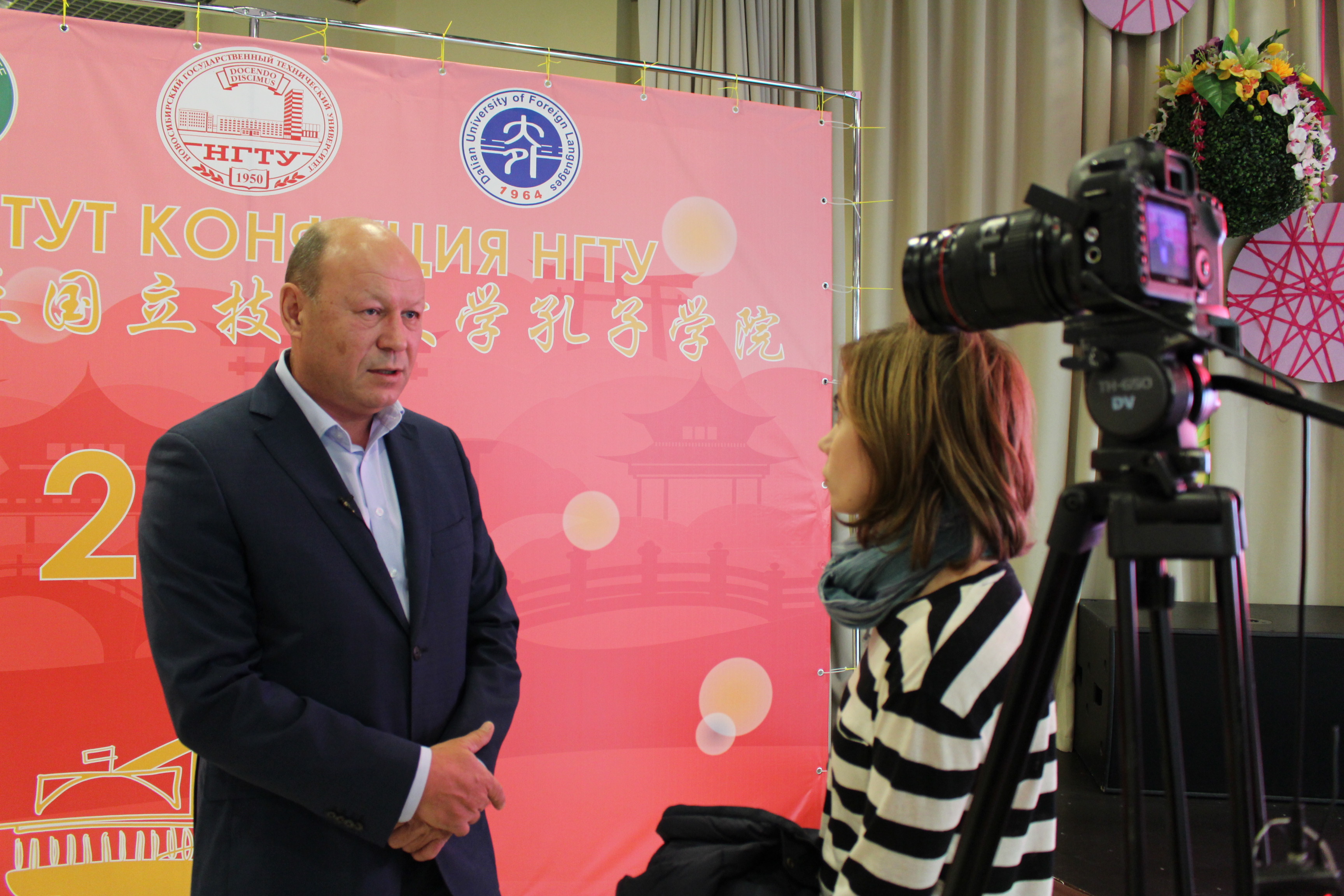 图片11:外方院长赫里普诺夫接受采访.JPG