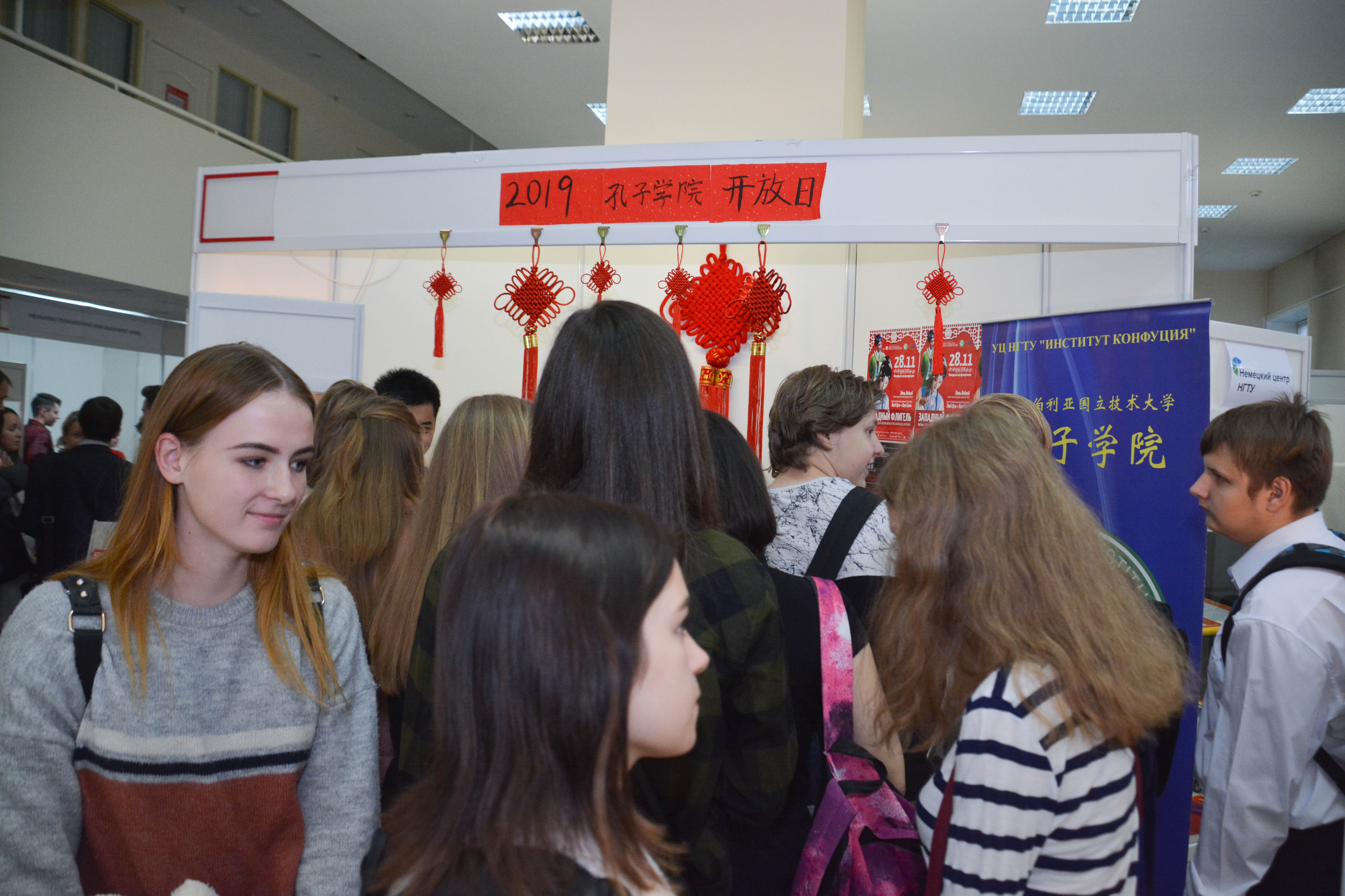 6.展会现场.jpg