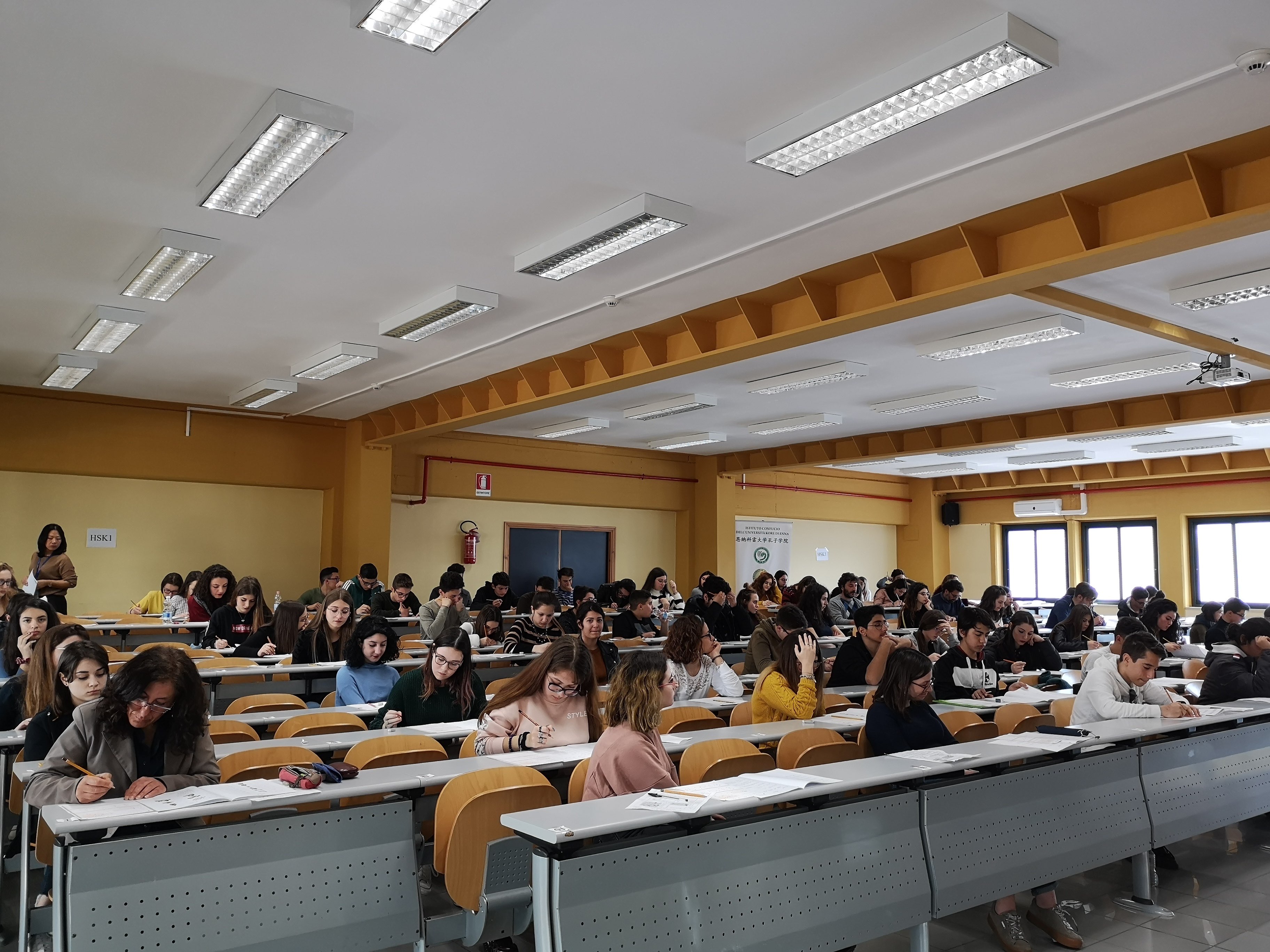 1. HSK考试现场.jpg