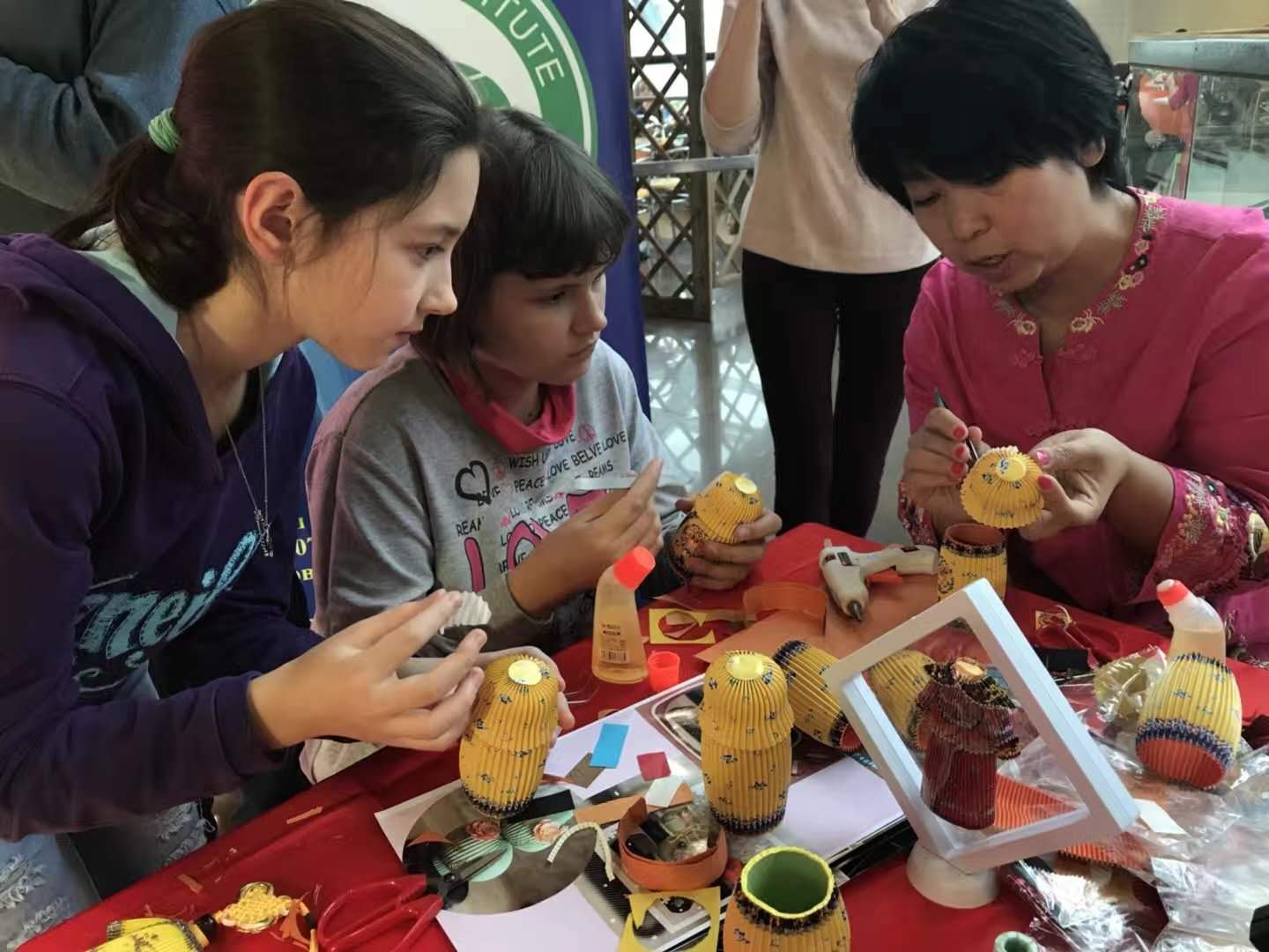 图片4:孩子们学做穿着龙袍的套娃.jpg