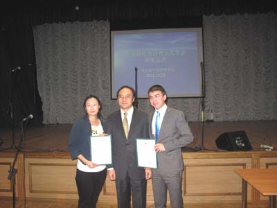 图片1：赵国成参赞同获奖学生合影 拷贝.jpg11.jpg