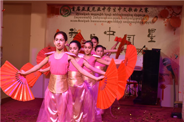 3.契诃夫中学学生表演开场舞.jpg
