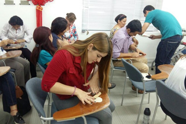 图片4:大家一起包饺子.jpg