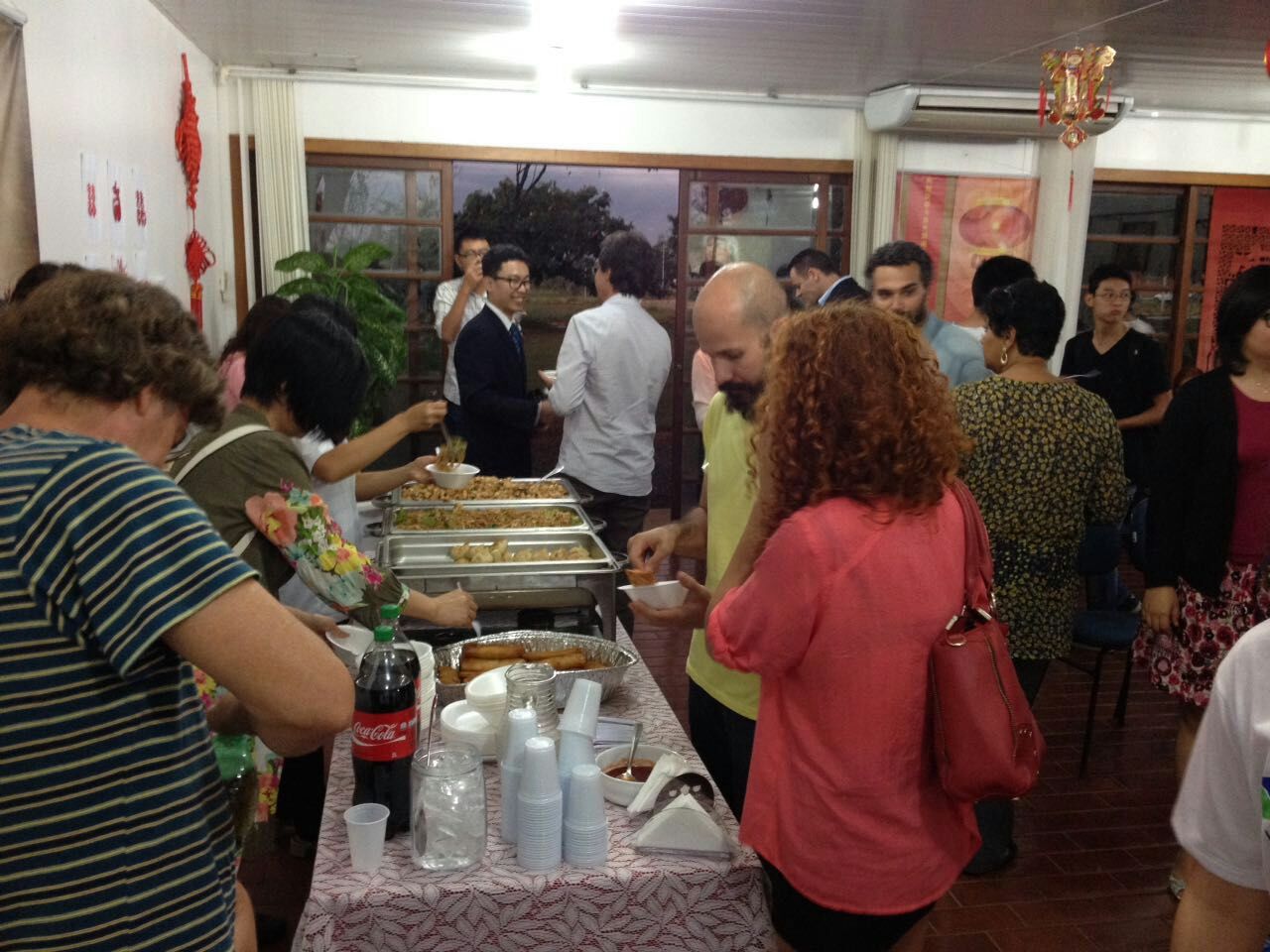 大家一起品尝中国美食.jpg