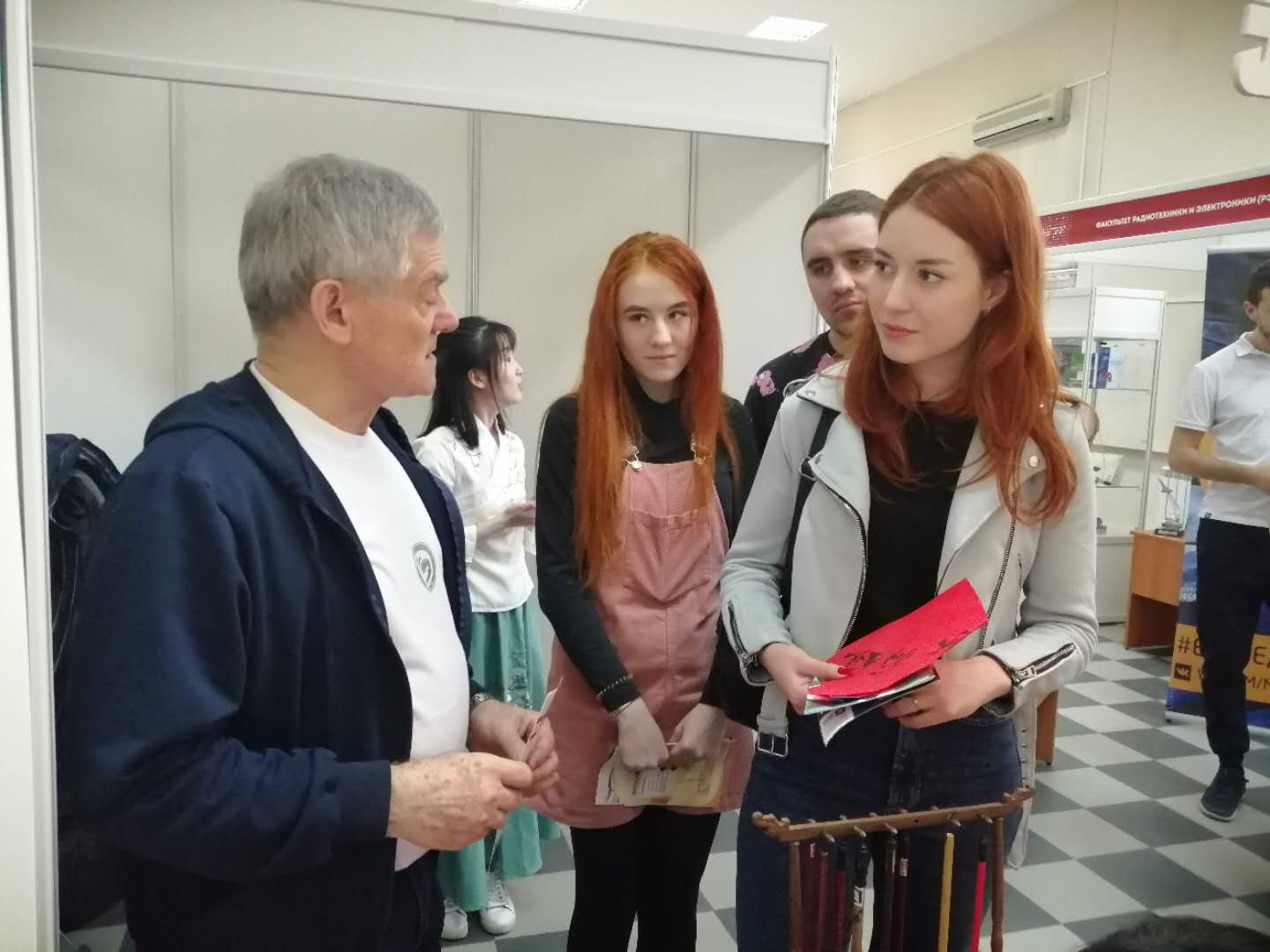 图片2:俄方员工介绍孔院课程设置.jpg