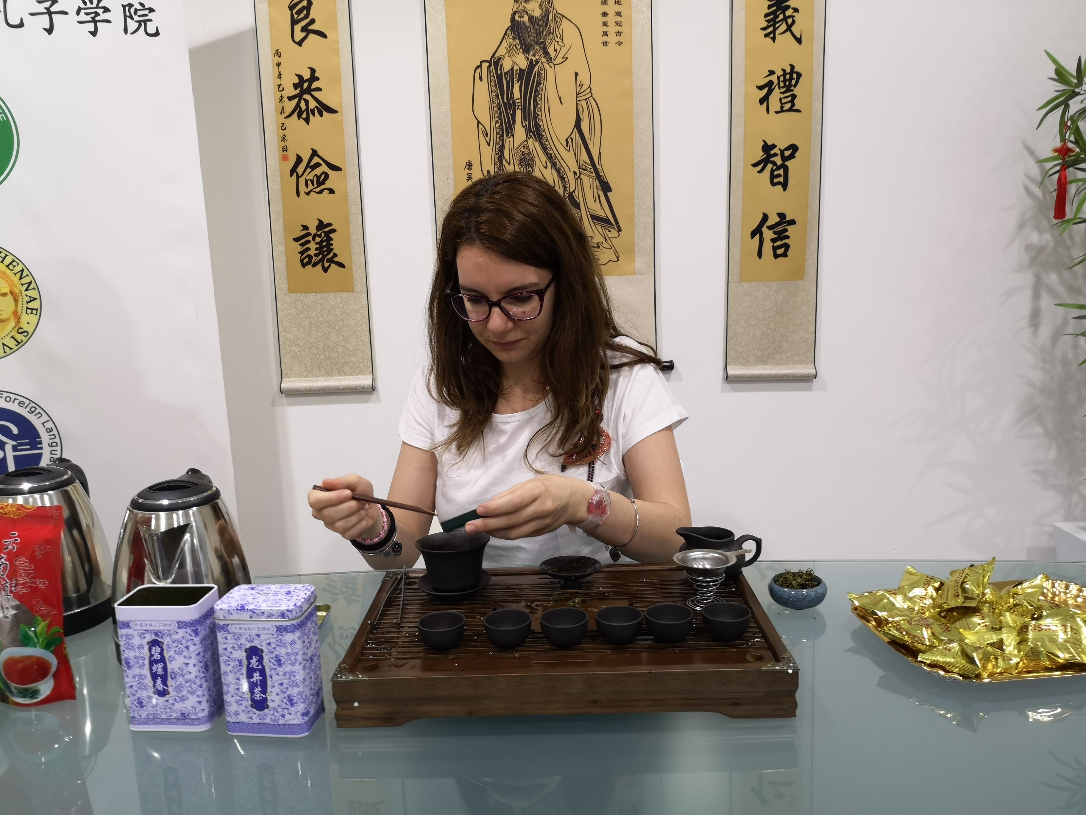 参与者体验泡茶2.jpg