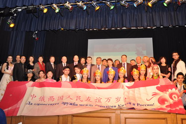 图片12:演出团与嘉宾合影.jpg