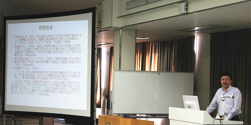 20160722 冈山商科大学7楼 严教授在讲解.jpg