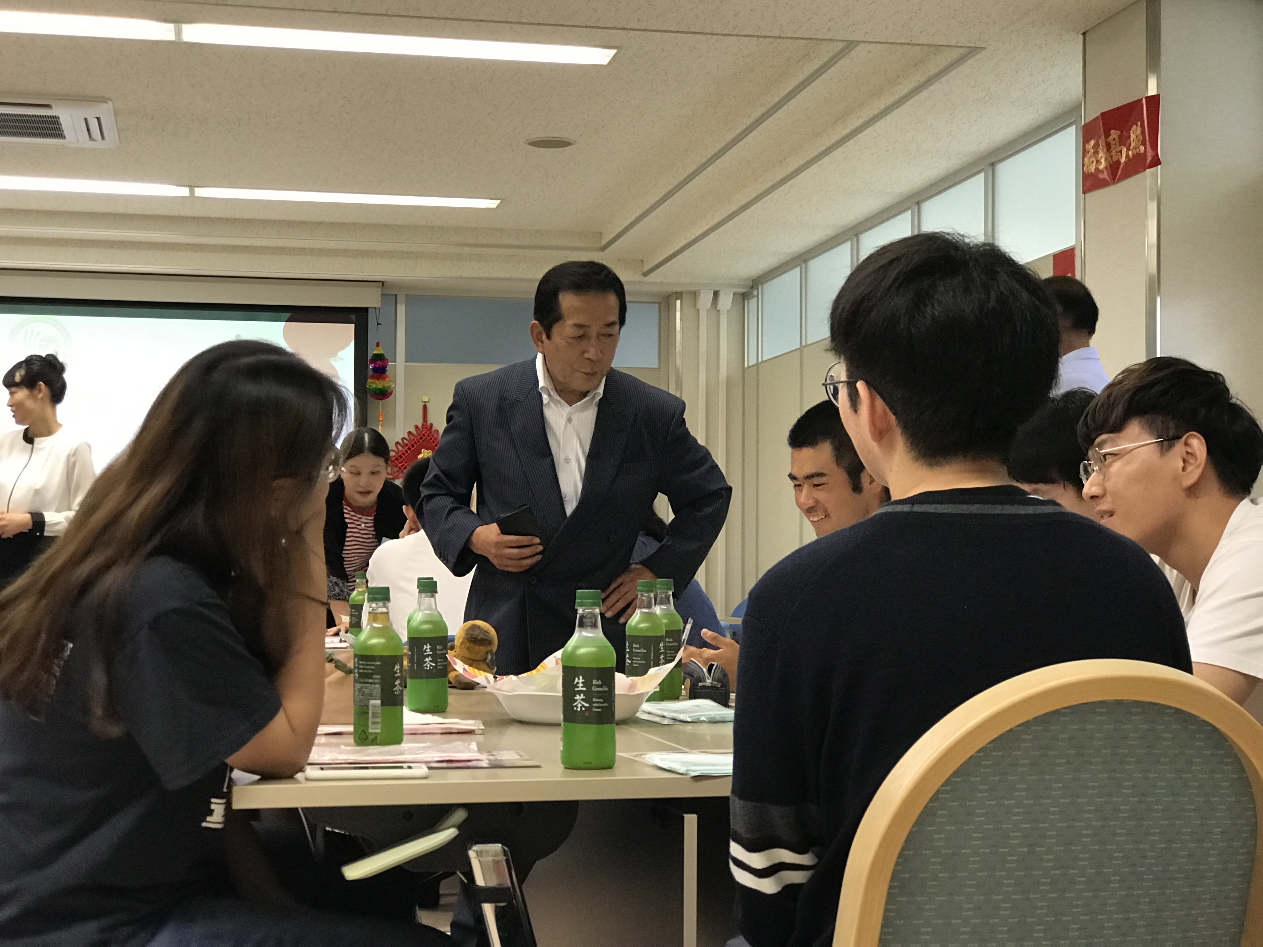 1. 冈山东商业高中校长与学生交流互动.JPG