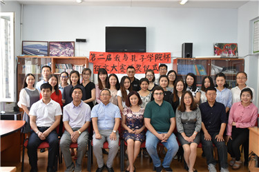 孔子学院全体教师颁奖仪式大合影.jpg
