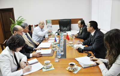 图片2：赵国成参赞同新技大校长会谈22.jpg