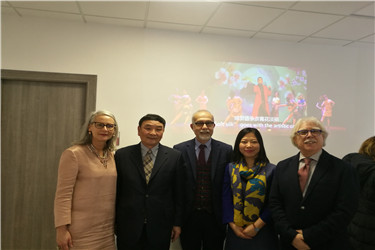 与会主要人员合影(左起外方院长马莉奈拉、西西里教育厅官员乔治、驻意使馆教育处参赞罗平、中方院长孙傲、校董事会主席卡塔尔多