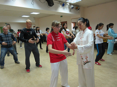 图片2: 李颖老师在给学员做示范_副本.jpg