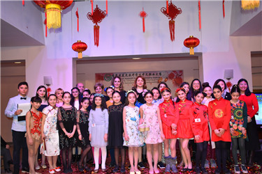 11.孔院老师与嘉宾和选手合影留念.jpg