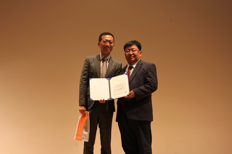 韩国仁川外国语高中为一竞技平台仁川大学孔子学院院长颁发功劳奖.docx