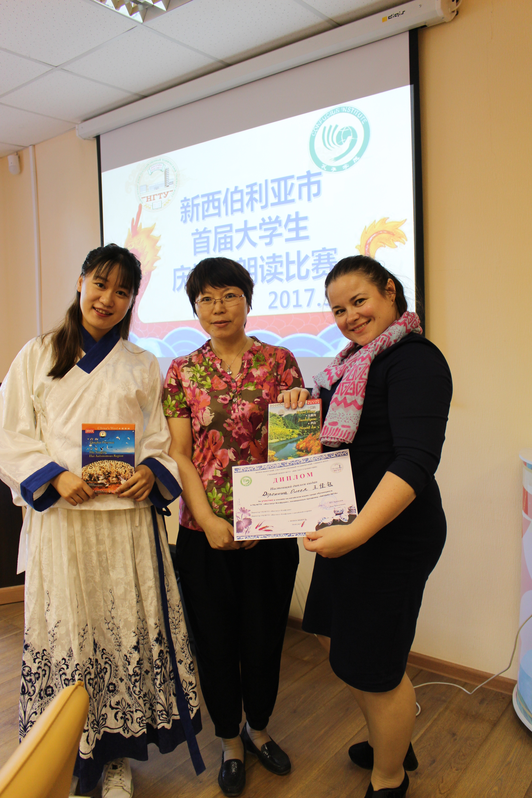 图片5:王婵娟为获奖选手颁奖.JPG