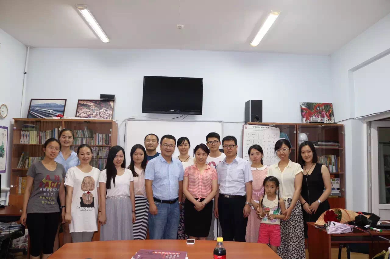 两位专家与亚美尼亚孔子学院全体教师合影.jpg