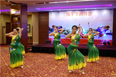 孔院师生表演中国傣族舞.jpg