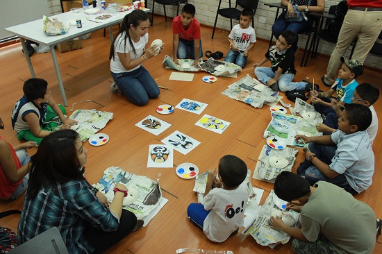 图片11:孩子们动手制作自己的中国京剧脸谱.JPG