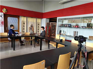 8.采访孔院学员晓海斯.jpg
