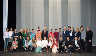 图片11:文化部长和主演及孔子学院教师合影.jpg