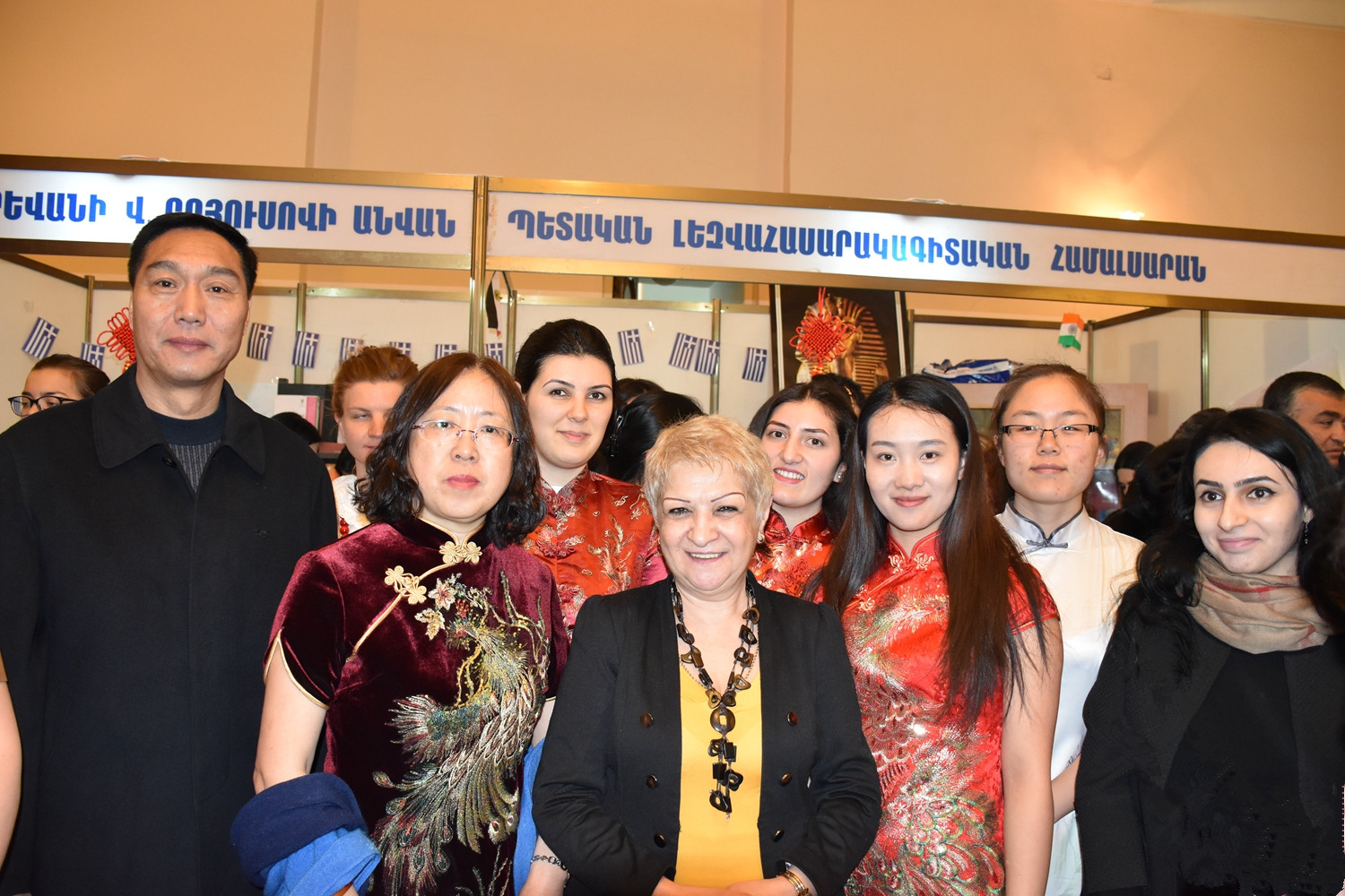 “布留索夫”大学校长加斯帕良(G.Gasparyan)女士和孔院师生合影.JPG