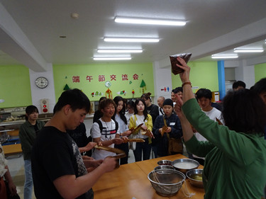 2-学习包粽子_副本.jpg