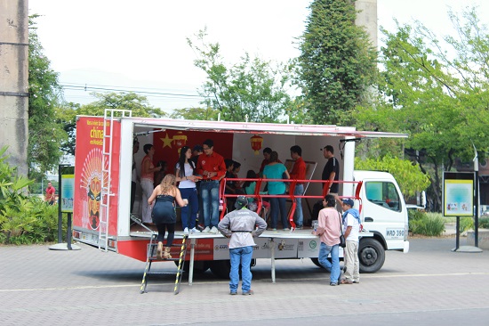 图片4:“移动汉语课堂车”活动现场.JPG