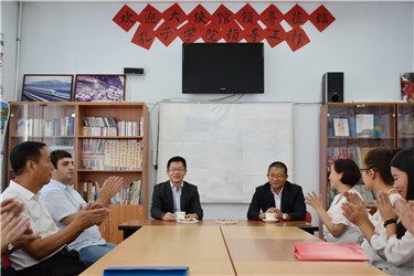 孔院教师热烈欢迎大使馆领导.jpg