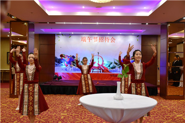孔院师生表演亚美尼亚民族舞蹈.jpg