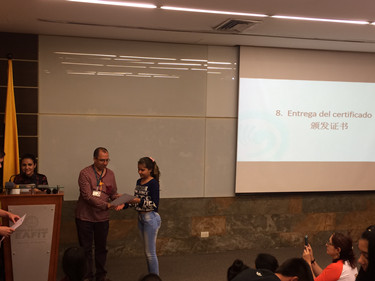 图片9:汉语子项目监察员为学生代表颁发结业证书_副本.jpg