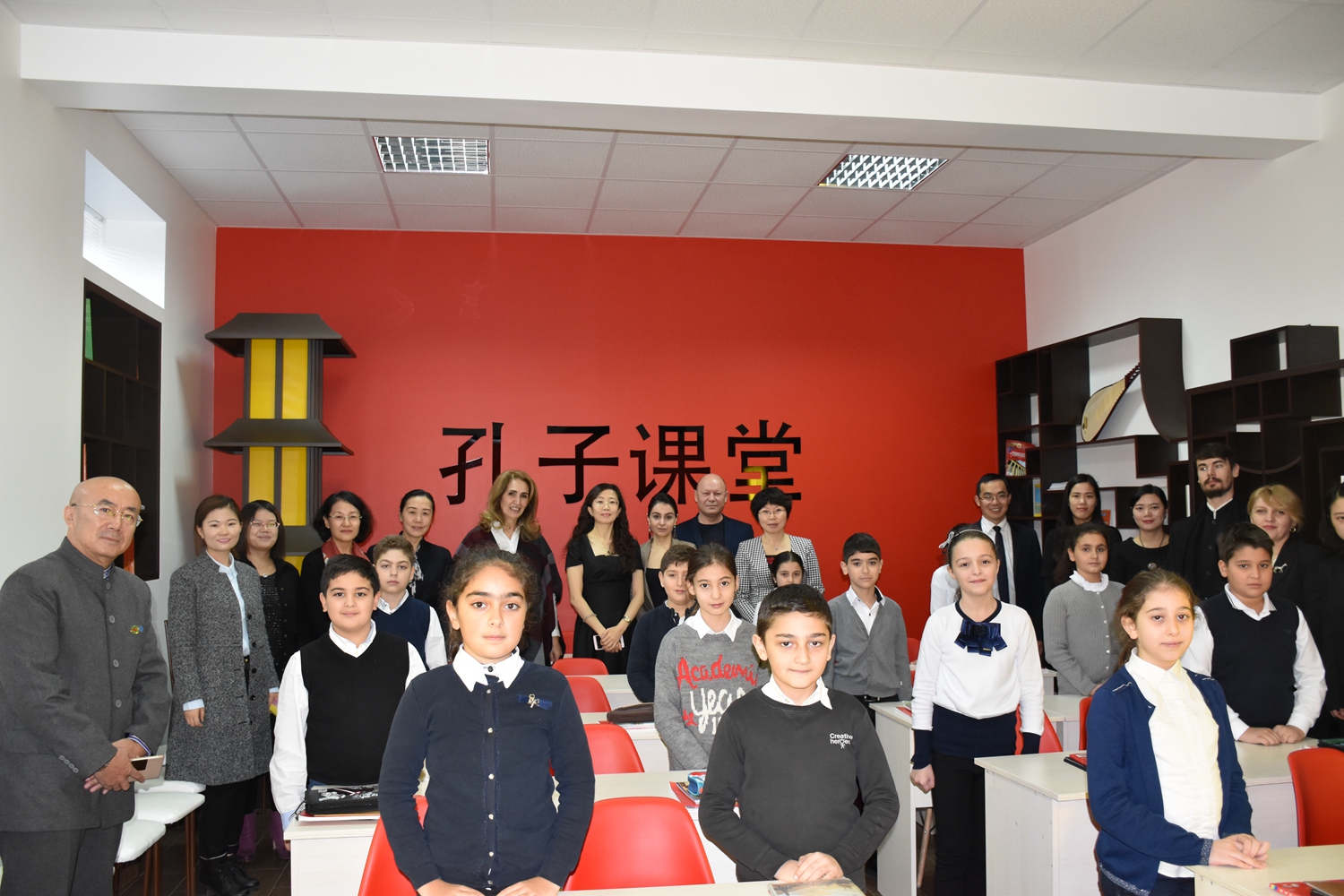 专家参观孔子课堂.JPG