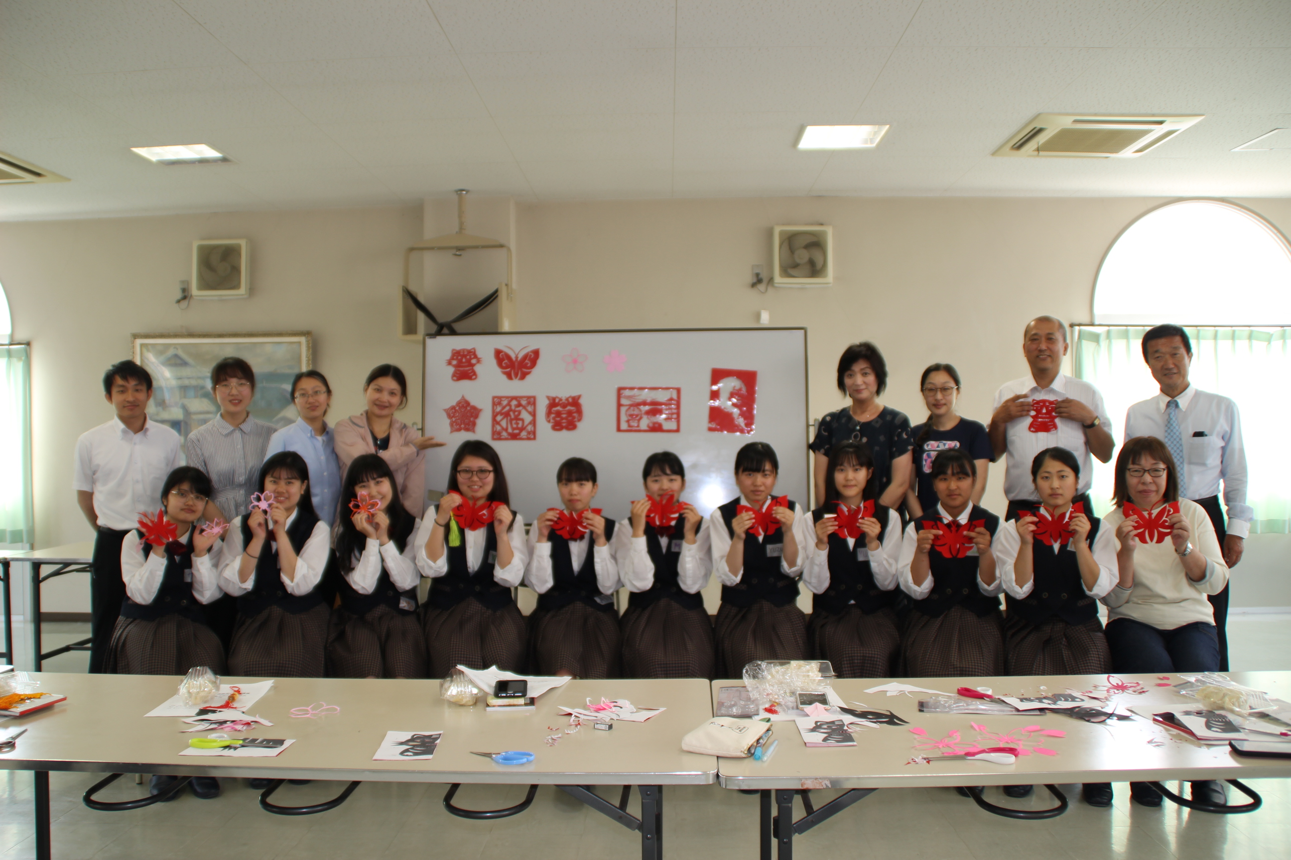 4学生展示剪纸作品.JPG