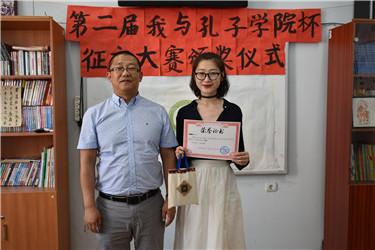 中国驻亚大使馆王峰主任为一等奖教师颁奖.jpg